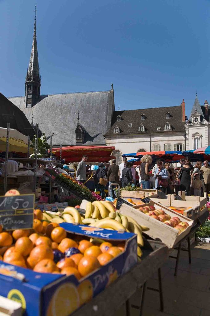 Le marché de Beaune devant la collégiale Notre-Dame