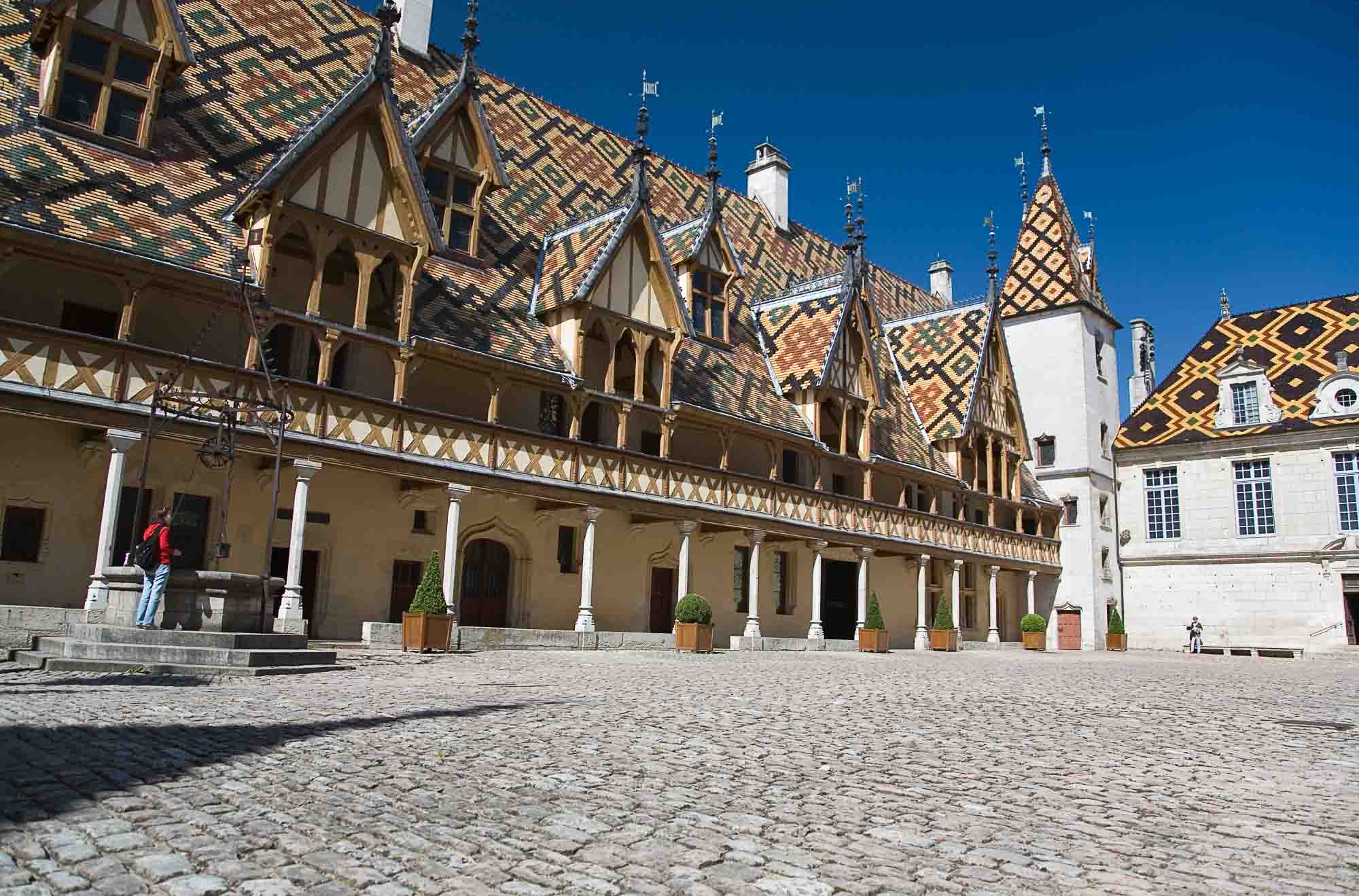 La cour des Hospices de Beaune et ses toits vernissés