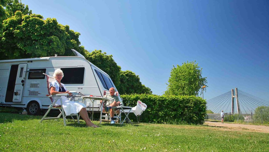Emplacement du camping Pont de Bourgogne au bord de la Saône à Chalon