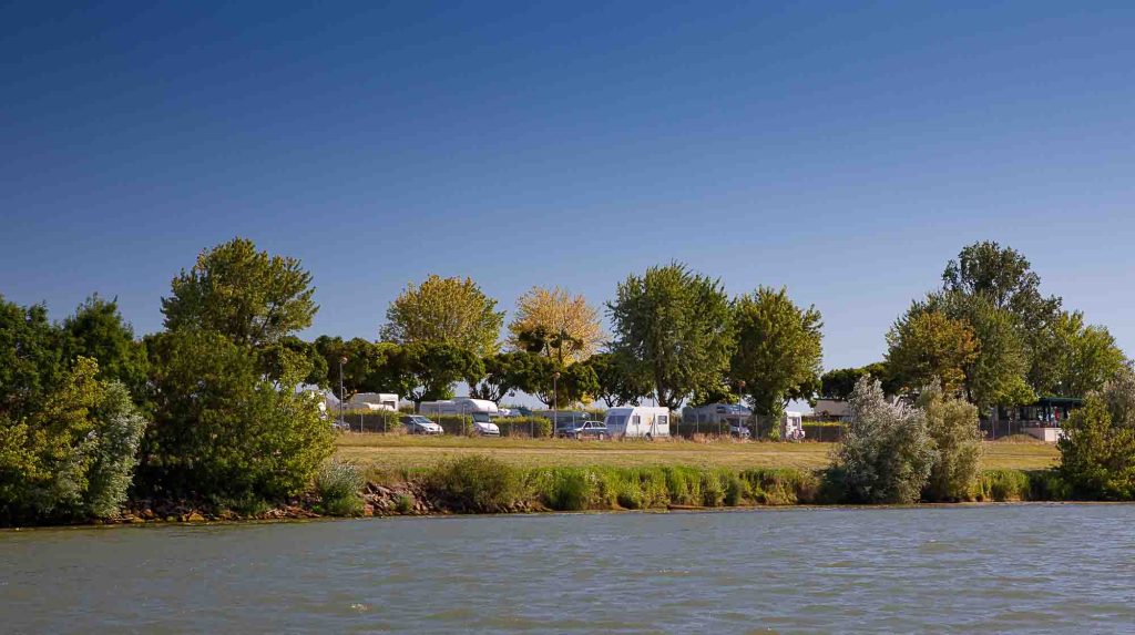 Le camping Pont de Bourgogne vu depuis la Saône