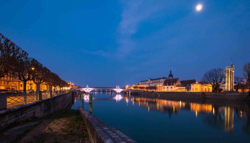 Le pont sur la Saône à Chalon au crépuscule