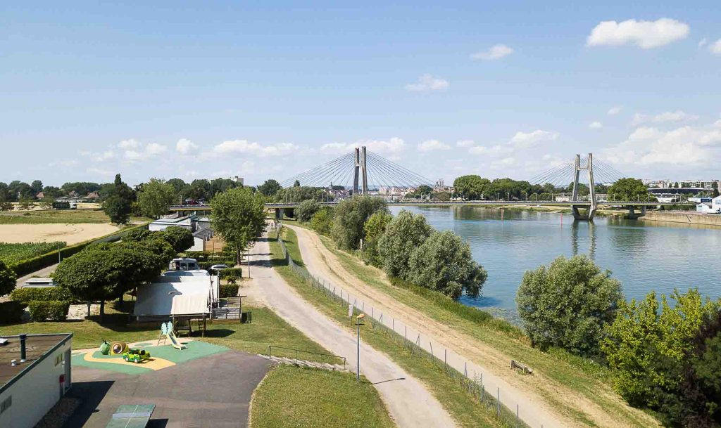 Vue aérienne du camping Pont de Bourgogne et du pont de Chalon