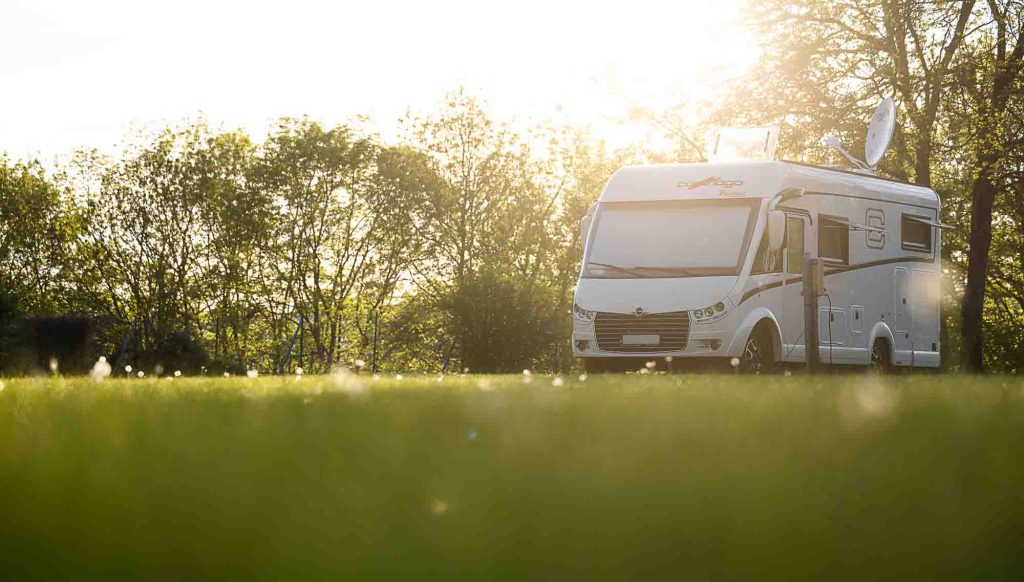 Camping-car au coucher du soleil au camping Pont de Bourgogne