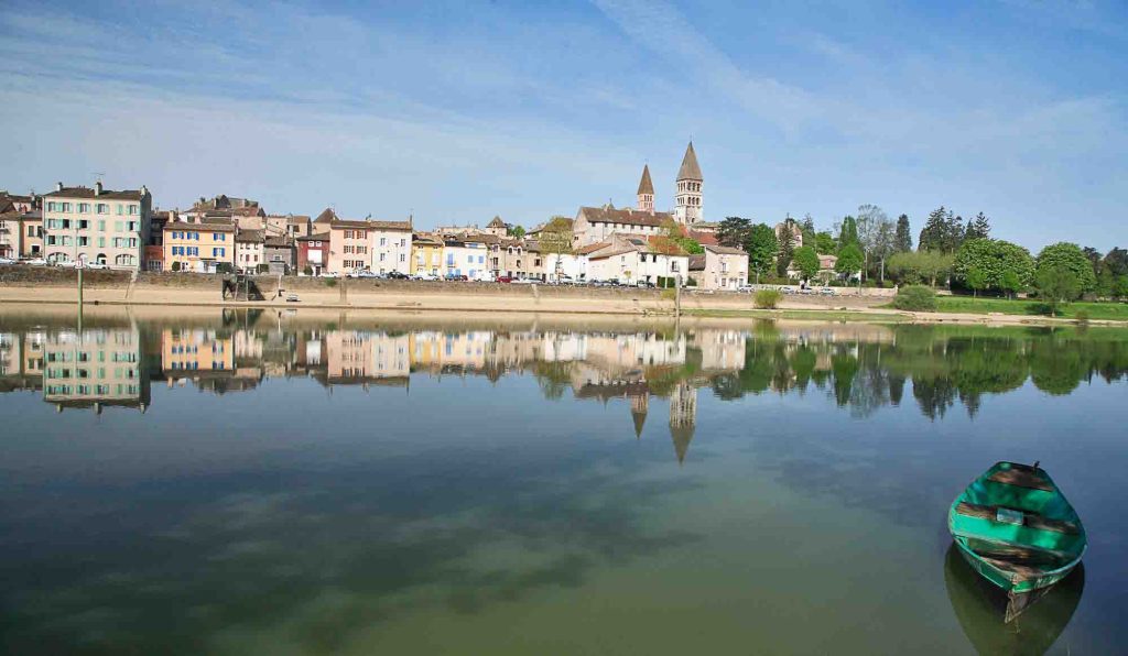 Tournus et ses maisons colorées se reflétant dans l'eau de la Saône