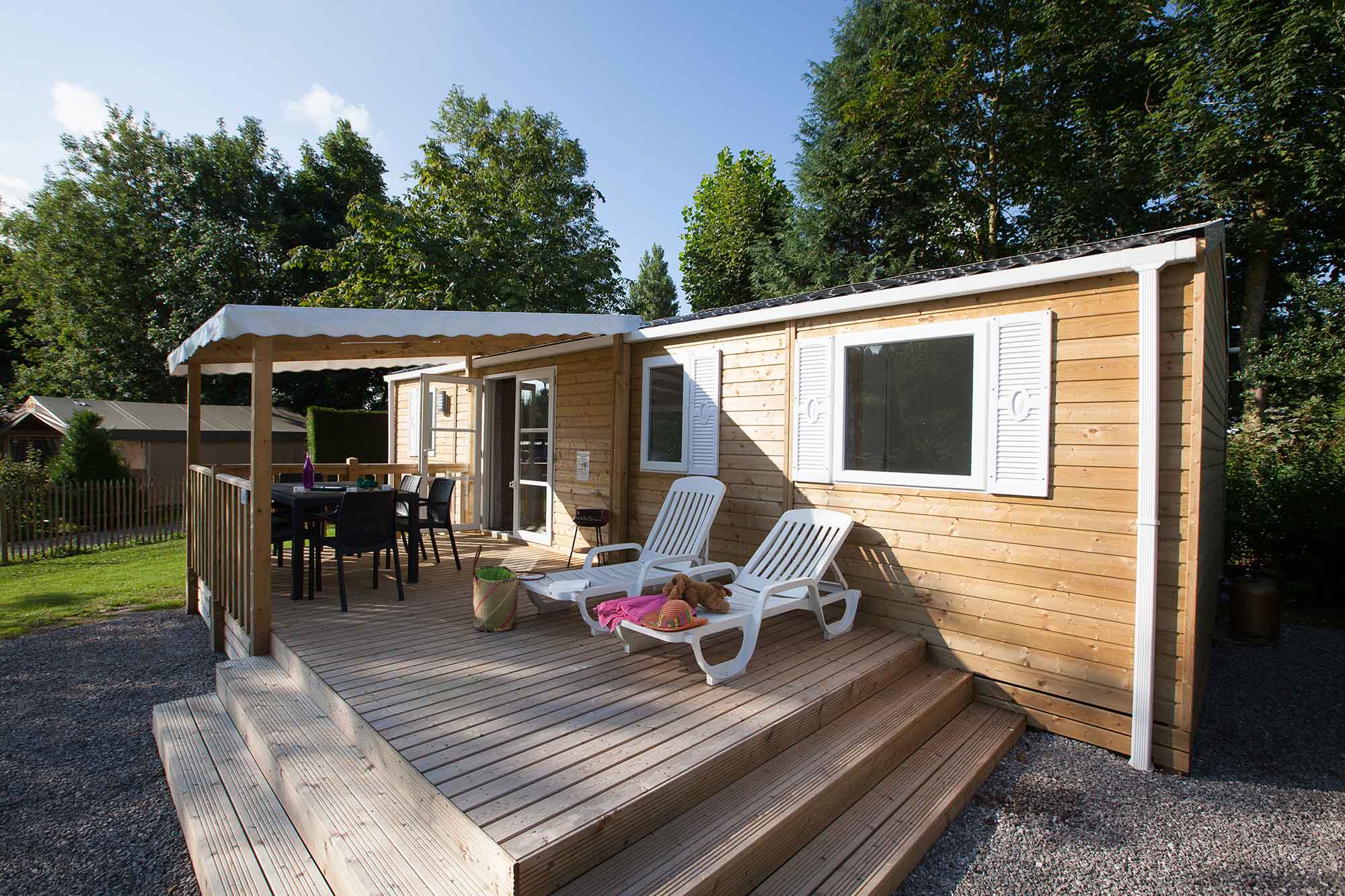 Mobil-home avec grande terrasse en bois au camping la Bien Assise à Guines