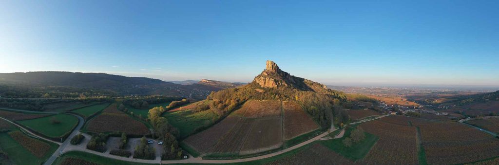 Vue aérienne panoramique de la Roche de Solutré et de la Roche de Vergisson