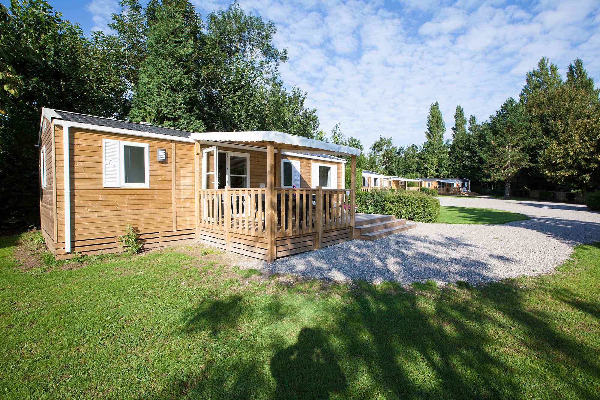 Mobil-home avec terrasse en bois au Castel Camping la Bien Assise à Guînes