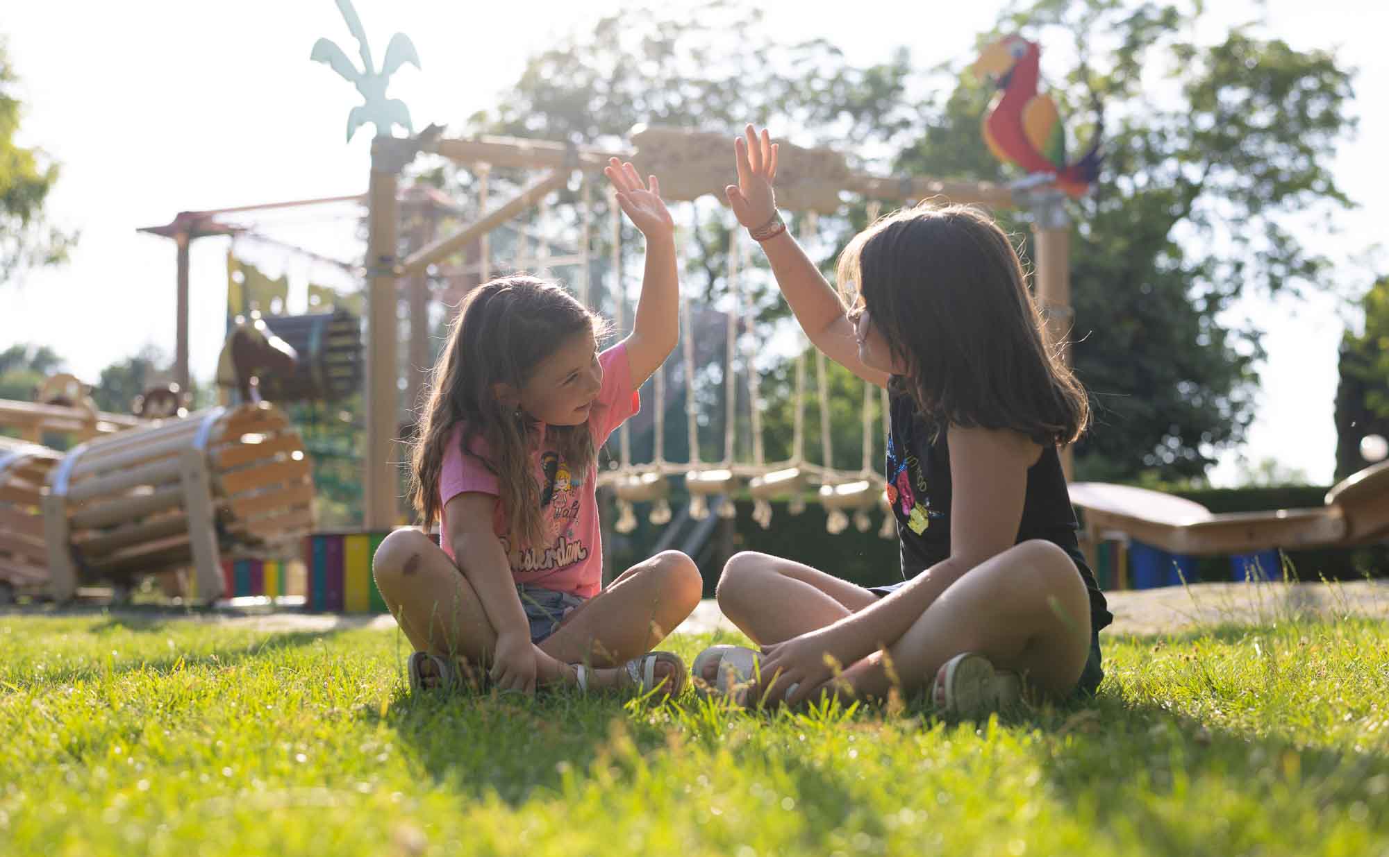 Enfants jouant en plein air, activités et loisirs dans la région