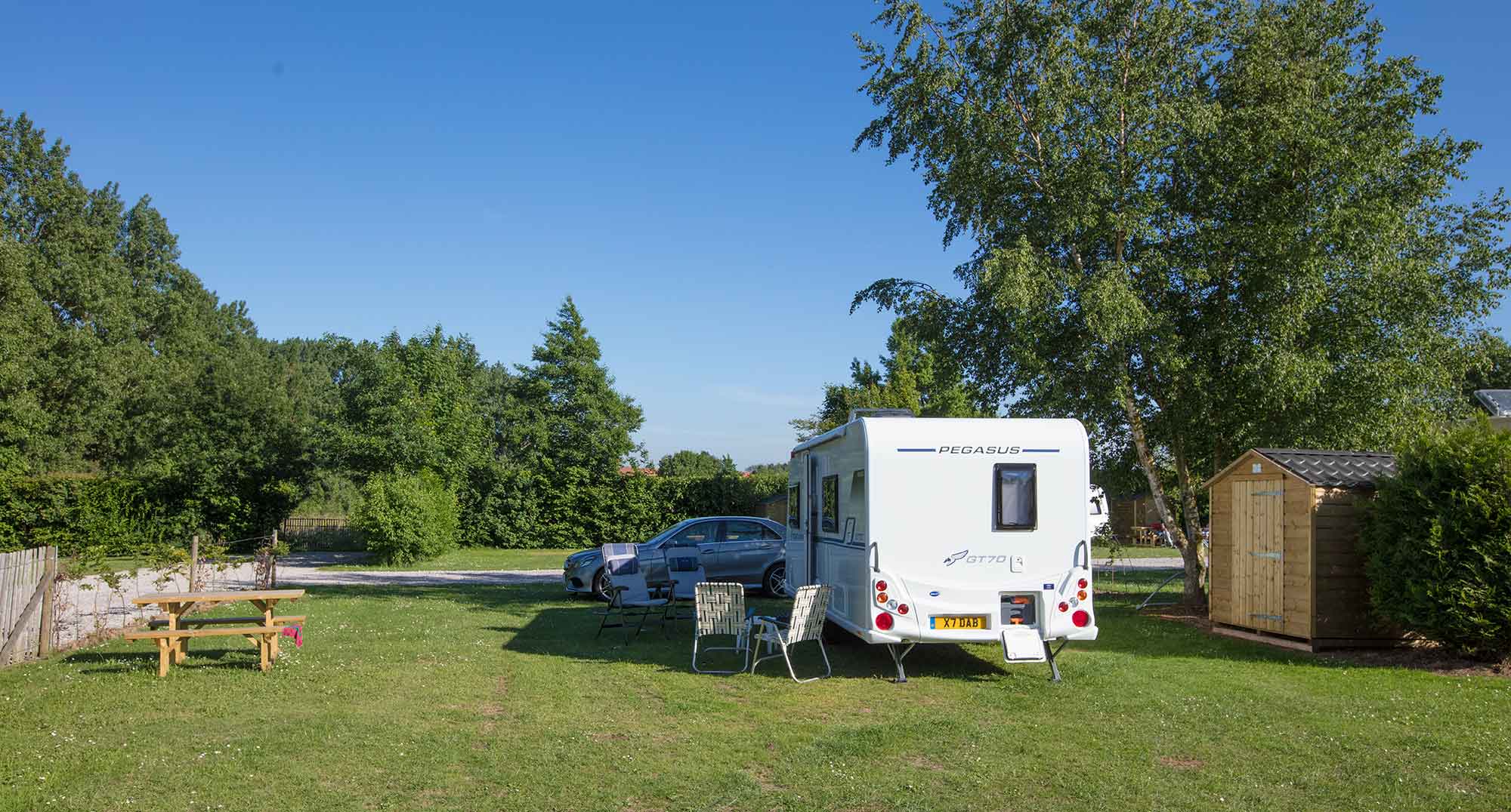 Emplacement avec sanitaires privatifs au Castel Camping la Bien Assise à Guînes